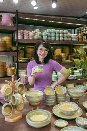 Bộ Sưu Tập Gốm Sứ Hạ Lam: Chạm Sắc Xanh, Dịu Mát Không Gian Sống